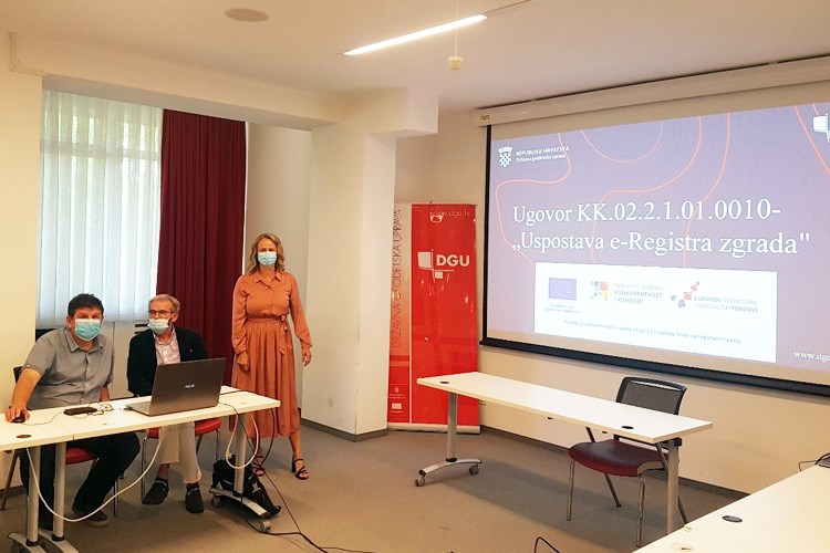 Slika Irena Magdić prezentira projekt